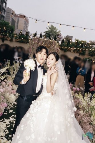 コヨーテ シンジ＆ムンウォン、挙式の写真が公開！メンバーから親友まで多数の芸能人が祝福