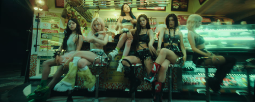 NMIXX、新曲「TIC TIC」MV公開&hellip;ブラジルの街中で撮影された映像に注目
