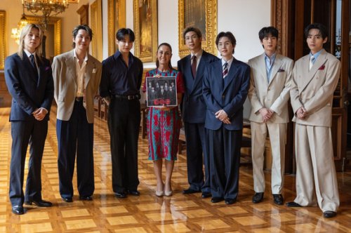 BTS、メキシコ大統領と対面！官邸のバルコニーで市民と挨拶を交わす姿も