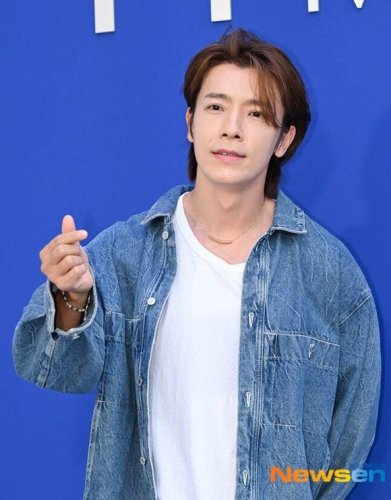 SUPER JUNIOR ドンヘ、公演中のハプニングにメンバーも騒然&hellip;転倒時の映像を公開