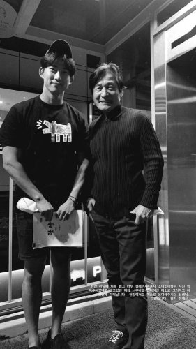2PM テギョン、思い出の写真と共に俳優アン・ソンギさんを追悼「安らかにお休みください」