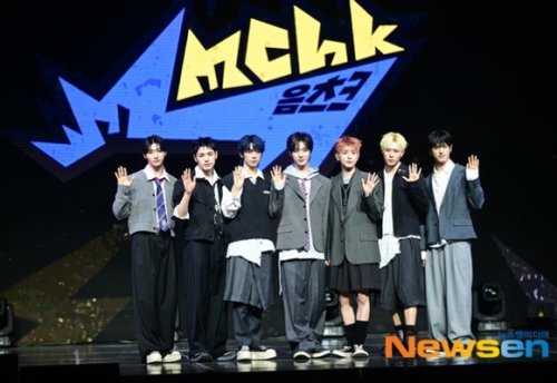NEXZ、韓国語で作詞も！楽曲制作のビハインド公開「辞書を引きながら一生懸命にやった」