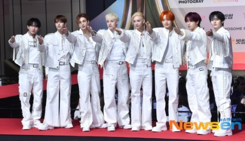 Stray Kids ヒョンジン、約800万円のピアスをステージで紛失！？フィリックスが見つけ大喜びする姿が話題に