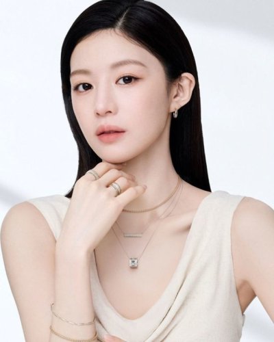 コ・ユンジョン、圧倒的な美しさに視線釘付け&hellip;上品なジュエリースタイルに注目