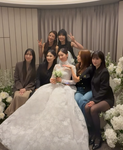 Apinkメンバー集結！ユン・ボミの結婚式に出席&hellip;記念ショット＆涙も