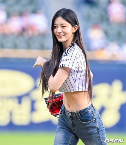 【PHOTO】ILLIT ミンジュ、始球式に登場&hellip;抜群のスタイル
