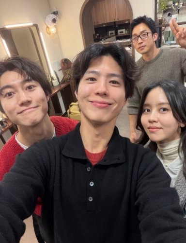 パク・ボゴム＆キム・ソヒョン、バラエティで再会！仲睦まじい雰囲気の記念ショットが話題