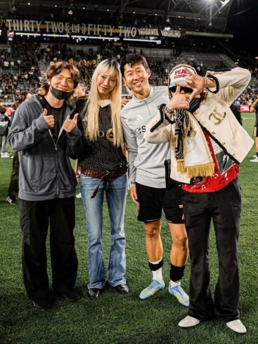 G-DRAGON＆D-LITEら、ロサンゼルスでサッカー観戦！ソン・フンミンとフィールドの上でハグ