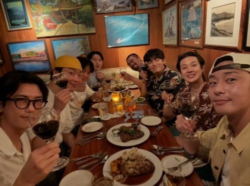 BTSのVからパク・ソジュンまで、ウガファミリーでハワイ旅行へ！海水浴からドライブまで休暇を満喫