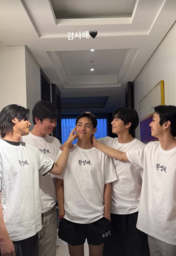 &ldquo;ウガファミリー&rdquo;BTSのVの除隊を祝福！パク・ソジュン＆チェ・ウシクらとの記念ショットを公開