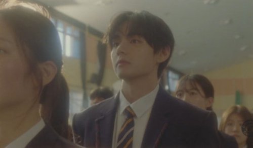 BTSのV、制服姿にファン歓喜！初恋のときめきを込めた演技＆ビジュアルに注目（動画あり）
