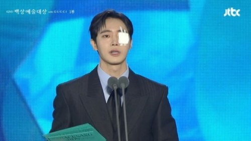 チュ・ヨンウ、眼帯姿でステージに登場&hellip;心配の声うけ事務所がコメント「軽度の打撲」
