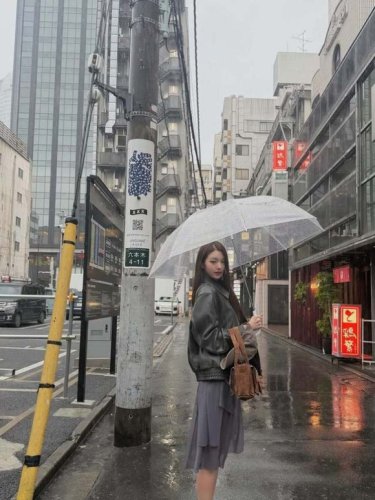 IVE ウォニョン、日本の街中で記念ショット！雨の中でも抜群のビジュアル