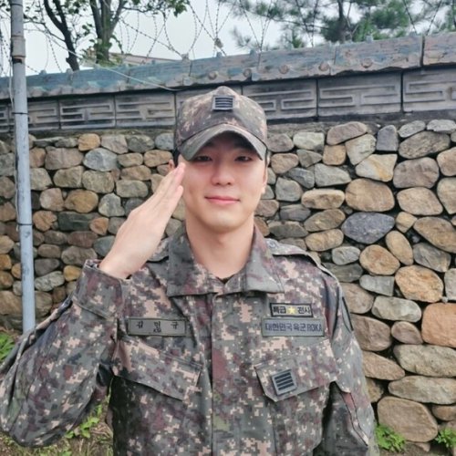 「社内お見合い」出演キム・ミンギュ、軍服姿でファンに挨拶&hellip;今後の活動に意気込み