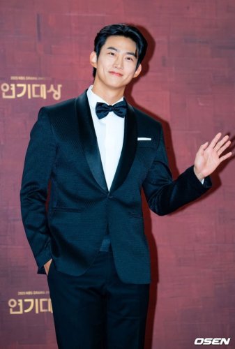2PM テギョン、生放送中に結婚相手の名前をサプライズ公開「心からの感謝を&hellip;愛してるよ！」（動画あり）