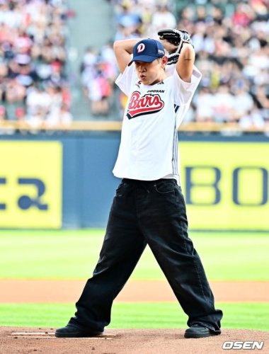 【PHOTO】CRUSH、始球式に登場&hellip;真剣な表情