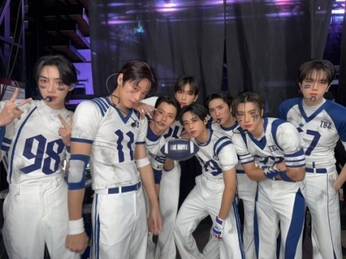THE BOYZ、衣装にも注目！「2025 SBS歌謡大典」ステージにファン熱狂