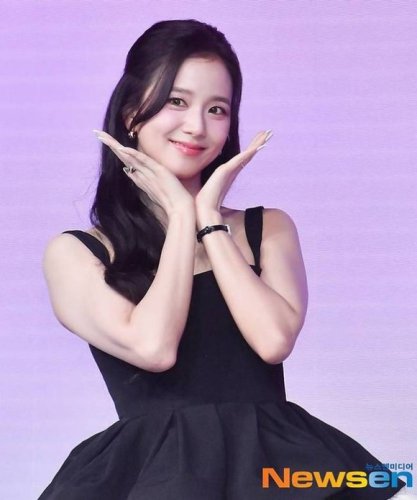 BLACKPINK ジス、所属事務所のスタッフに高級ブランドバッグをプレゼント！神対応が話題