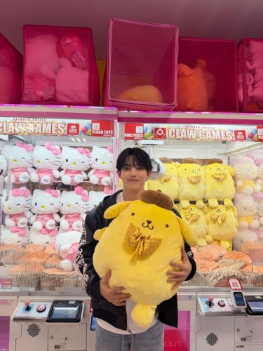 SEVENTEENのS․COUPS、ポムポムプリンの人形をゲット！日本での記念ショットに注目
