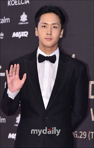 &ldquo;兵役逃れの騒動を謝罪&rdquo;元VIXX ラビ、本格的に活動再開へ&hellip;ファッションブランドのイベントに登場