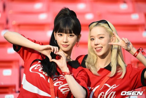【PHOTO】aespaのKARINAとWINTERが勝利の女神に？「北中米ワールドカップ」を応援