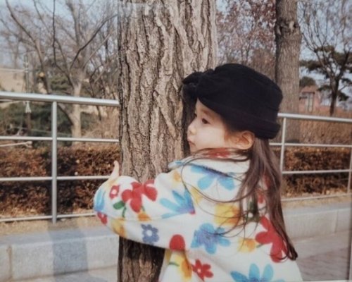 パク・ウンビン、木に抱きつく姿がキュートすぎ！幼少期の写真を公開