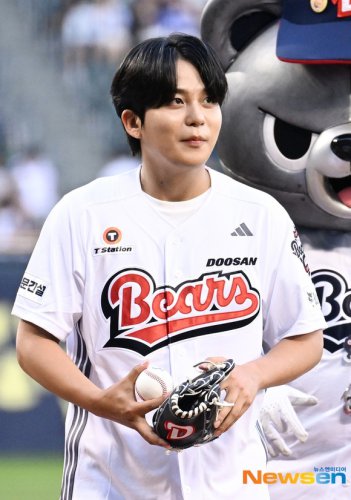 【PHOTO】ATEEZのJONGHO、始球式に登場&hellip;力強い投球フォーム
