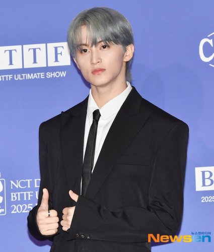 マーク、NCT脱退・新事務所を設立後初の公式ステージに登場！未公開曲を初披露