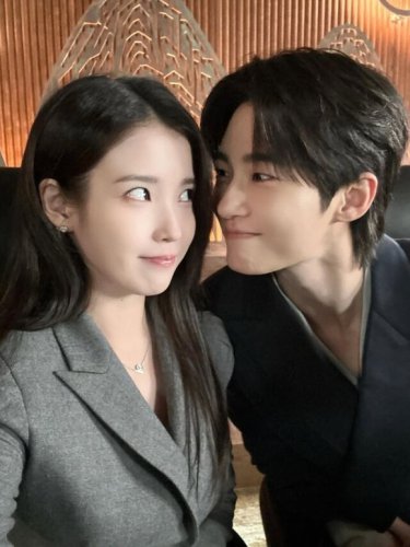 IU、ビョン・ウソクとキス直前！？「21世紀の大君夫人」のビハインドショットを公開