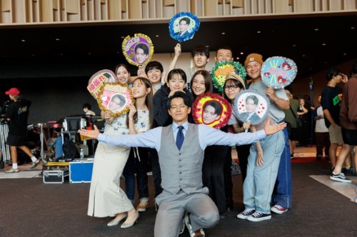 小栗旬、ハン・ヒョジュや&ldquo;推しうちわ&rdquo;に囲まれ満面の笑みも！Netflix「匿名の恋人たち」オフショットを大公開