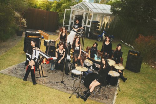 ONE OK ROCK・TakaとToruが作曲！TWICE、疾走感溢れるロックナンバー「Like 1」先行配信スタート