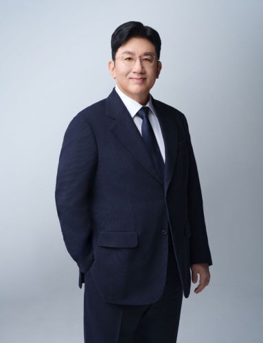 HYBE バン・シヒョク議長、警察による逮捕状の申請うけコメント「法的手続きに誠実に臨む」