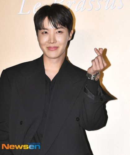 BTSのJ-HOPE、外で待機するファンのためにスタジオ貸し切り！手紙＆差し入れも&hellip;愛情溢れる行動が話題