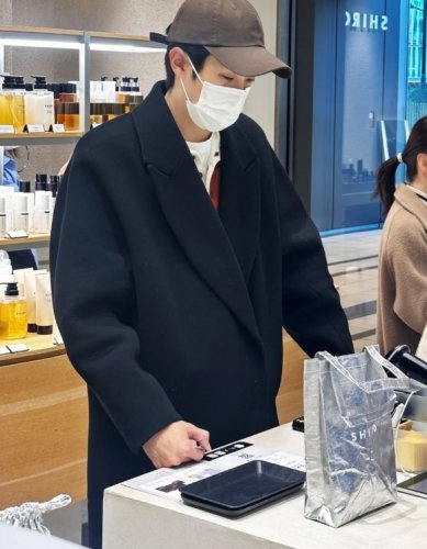 チェ・ウシク、日本のコスメショップで買い物も！近況ショットが話題