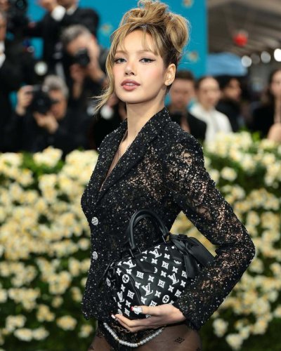 BLACKPINK リサ、ルイ・ヴィトンの大胆衣装が議論に&hellip;活動家の顔をプリント？デザイナーが釈明