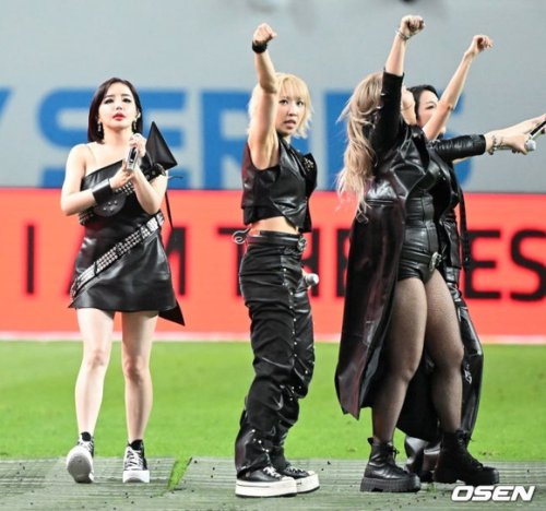 【PHOTO】2NE1、サッカーのハーフタイムショーに出演&hellip;情熱的なパフォーマンス