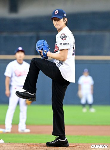 【PHOTO】クォン・ユル、始球式に登場&hellip;魅力的なユニフォーム姿