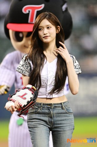 【PHOTO】IVE イソ、始球式に登場&hellip;キュートなユニフォーム姿