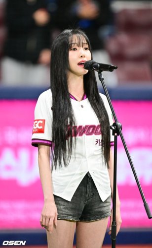 【PHOTO】元GFRIEND ユジュ、始球式＆国歌斉唱のため野球場に登場