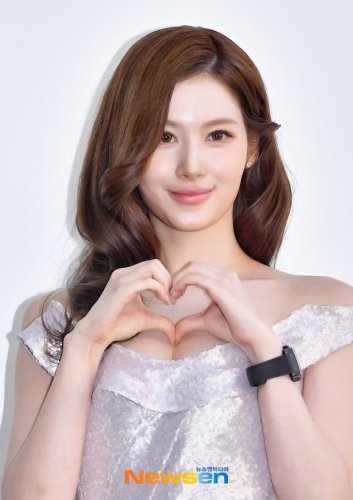 【PHOTO】TWICE サナ＆少女時代 ティファニーら、ブランド「タグ・ホイヤー」のイベントに出席