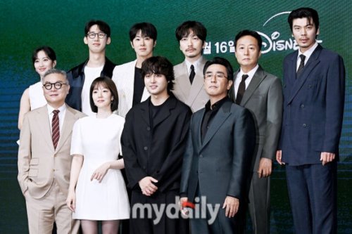 東方神起 ユンホ、Disney+「パイン ならず者たち」制作報告会でも&ldquo;レッスン&rdquo;！？センス溢れるコメントを披露