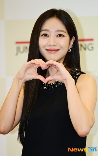 チョ・ボア、結婚から1年でママに！第1子妊娠を発表