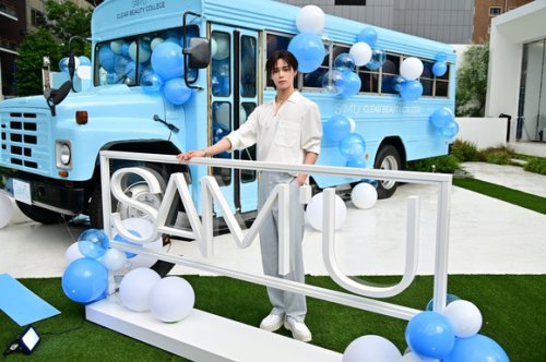 &amp;TEAMのK、表参道でキャンパスに入学？スキンケアブランド「SAM'U」ポップアップでファン想いな姿も