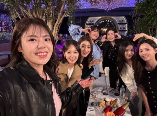 カン・ソラからシム・ウンギョンまで、映画「サニー」出演者が再会！新番組の放送控え記念写真を公開