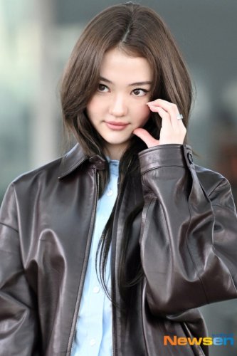 【PHOTO】MEOVV エラ、ファッションウィークに出席するためフランスへ出国（動画あり）