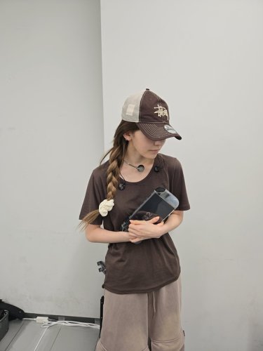 LE SSERAFIM 宮脇咲良、マネージャーのSwitch2を持って逃走！？お茶目な近況ショットに注目