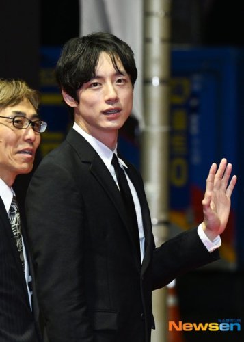坂口健太郎、文春砲から1週間&hellip;「釜山国際映画祭」レッドカーペットで公の場に初登場