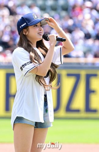 【PHOTO】NMIXX ジウ、始球式に登場&hellip;可愛らしいユニフォーム姿