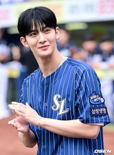 【PHOTO】元CIX ベ・ジニョン、始球式に登場&hellip;爽やかな笑顔