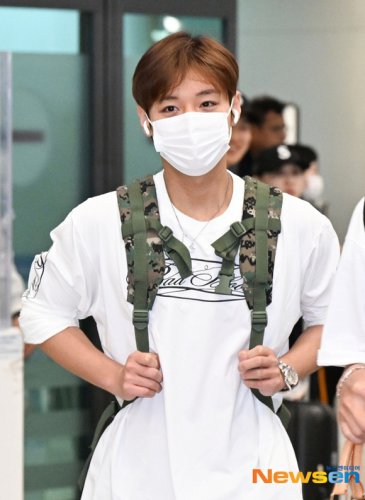 【PHOTO】Wanna One出身パク・ジフン、海外スケジュールを終えて帰国